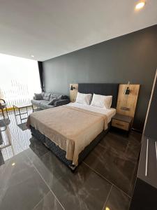 PelitliBurç Otel的一间卧室配有一张大床和一张沙发