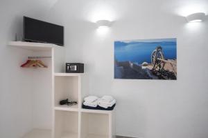 费拉卡尔德拉科拉多公寓 的客厅配有电视和白色墙壁。