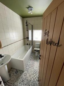 切斯特Overleigh Cottage, with optional Hot Tub hire的带浴缸、卫生间和盥洗盆的浴室