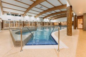 布拉格健康步骤酒店的大楼内的大型室内游泳池