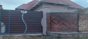 基加利RUbuto ABNB的房屋前有门的栅栏