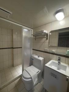 台北微笑逗点的一间带卫生间和水槽的浴室