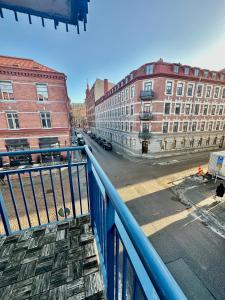 哥德堡Norhemsgatsn 23的阳台享有城市街道的景致。