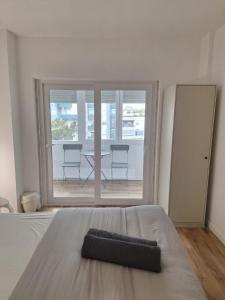 阿尔马达Lisbon South Bay Rooms 2的坐在房间床边的黑色物体