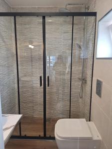 阿尔马达Lisbon South Bay Rooms 2的一间带卫生间和玻璃淋浴间的浴室