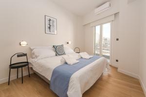 雅典Athens City Chic Apartment-2 bathrooms的白色卧室配有床和椅子