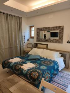 卡莱扎诺La petite suite的一间卧室配有一张床,上面有两条毛巾