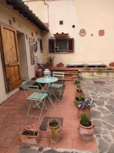 卡莱扎诺La petite suite的天井配有桌椅和盆栽植物