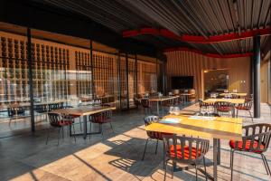 马尔萨拉巴格里奥唐娜弗兰卡酒庄农家乐的餐厅设有木桌、椅子和窗户。
