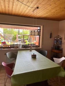 KailFarben Haus的厨房配有带绿桌布的桌子