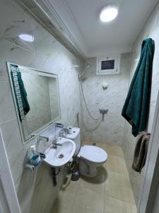 杰迪代Gîte Jnane fès的一间带水槽、卫生间和镜子的浴室