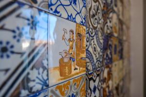 法蒂玛Serra d'Aire Boutique Hotel - SA Hotels的蓝白的砖墙,画着一张女人的照片
