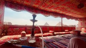 开罗king of pharaohs pyramids view的客房设有可欣赏金字塔景致的窗户。
