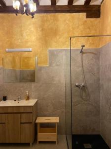 厄尔·布尔戈·德·奥斯马La Casona de 1717的带淋浴和盥洗盆的浴室