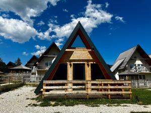 弗拉西克Lacky的海滩上带三角屋顶的小屋