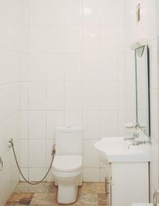 阿布贾J's Place Hotel的白色的浴室设有卫生间和水槽。