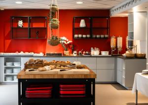 哥本哈根Good Morning City Copenhagen Star的厨房设有红色的墙壁和小岛