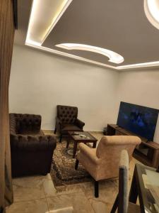 IloraLe Masik Hotel的带沙发和平面电视的客厅