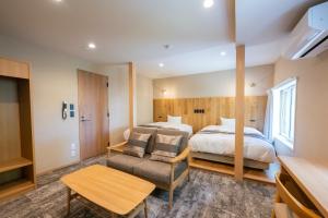 茅野小水鸟酒店的配有一张床和一把椅子的酒店客房