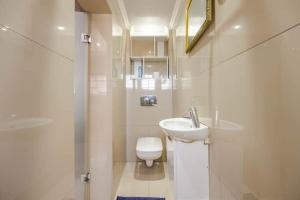 开普敦One bedroom apartment.的白色的浴室设有水槽和卫生间。