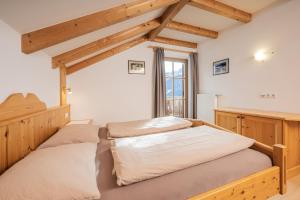 多比亚科Klaudehof的一间卧室配有一张带木制床头板的床