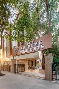 孟买Hotel Supreme Comforts - Mumbai Airport的一座建筑,上面标有读酒店至高者