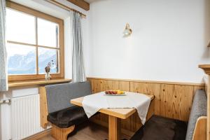 多比亚科Klaudehof的一间小餐厅,配有桌子和窗户