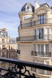 巴黎最佳西方爱丽舍巴萨诺酒店的旁边带阳台的建筑