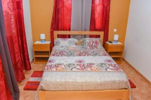 普拉亚Hot belvedere的一间卧室设有两张床和红色窗帘