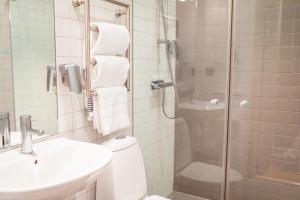 菲斯克拜克希尔加尔马斯斯特兰德酒店与会议中心的带淋浴、卫生间和盥洗盆的浴室