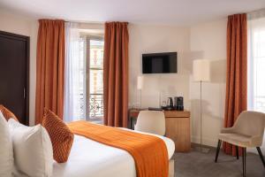 巴黎最佳西方爱丽舍巴萨诺酒店的酒店客房的床上摆放着橙色毯子