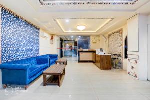 阿格拉Hotel Sahibs Royal Ville - Elegance by the Taj的客厅配有蓝色的沙发和桌子