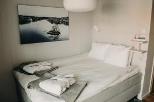 菲斯克拜克希尔加尔马斯斯特兰德酒店与会议中心的客房内的一张带毛巾的床