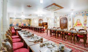 Hotel Sahibs Royal Ville - Elegance by the Taj餐厅或其他用餐的地方