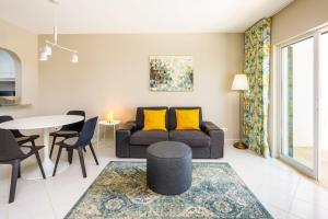 阿尔布费拉Apartments Maria - Balaia 702的客厅配有沙发和桌子