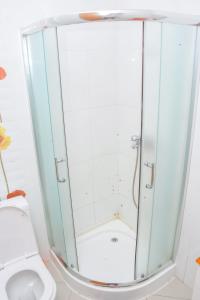 普拉亚Hot belvedere的设有带卫生间的浴室内的淋浴间