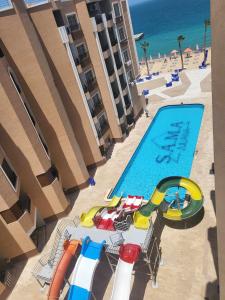 赫尔格达SAMA Beach Resort的享有游泳池和海滩的上方景色