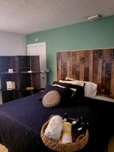 圣彼得堡Life is good的一间卧室配有一张蓝色的床和木制床头板