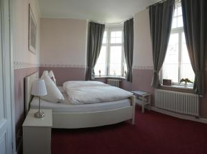 梅泽堡Appartements Neef的卧室配有白色的床和2扇窗户。
