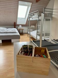 NøragerNørager Apartments的客房设有两张双层床和木制抽屉