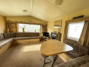 赫彻姆Dog Friendly Caravan With Large Decking Near Heacham Beach, Ref 21052h的客厅配有沙发和桌子