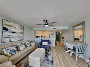 沃尔顿堡滩Pelican Isle 511的客厅配有沙发和桌子