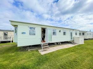 赫彻姆8 Berth Caravan For Hire At Heacham Holiday Park In Norfolk Ref 21024f的院子里带梯子的绿色房子