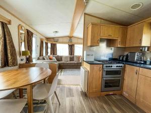 亨斯坦顿Lovely Caravan For Hire With Large Decking Area In Hunstanton Ref 23218k的一间厨房和用餐区