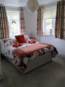 康威Pentre ISAF的一间卧室设有一张床和两个窗户。