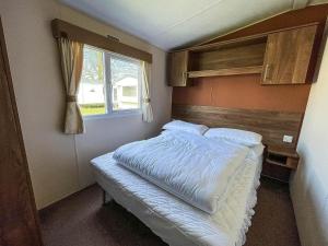 劳斯Lovely 8 Berth Caravan With Decking At Sunnydale Park, Lincolnshire Ref 35091br的一间卧室设有一张大床和窗户