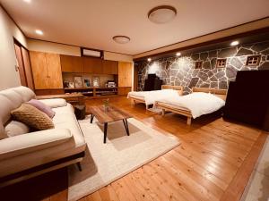 由布市Yufuin Tsukawara Kogen Sanctuary - Vacation STAY 91378v的客厅配有两张沙发和一张桌子