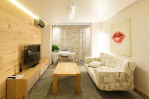 塔古玖安娜酒店的带沙发和电视的客厅
