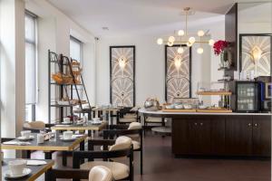 巴黎最佳西方爱丽舍巴萨诺酒店的一间带桌椅和柜台的餐厅