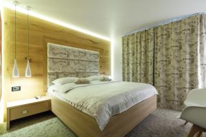 塔古玖安娜酒店的一间卧室设有一张带木墙的大床